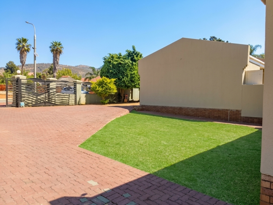To Let 3 Bedroom Property for Rent in Geelhoutpark North West